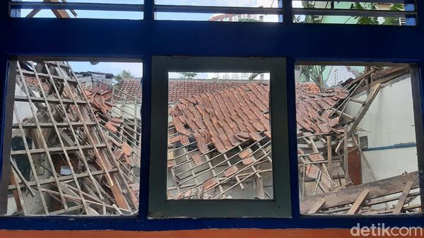 Penampakan Atap SD di Kota Bogor yang Ambruk