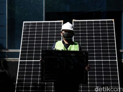 Pemerintah Bekukan Aturan PLTS Atap, Pengusaha Bilang Begini