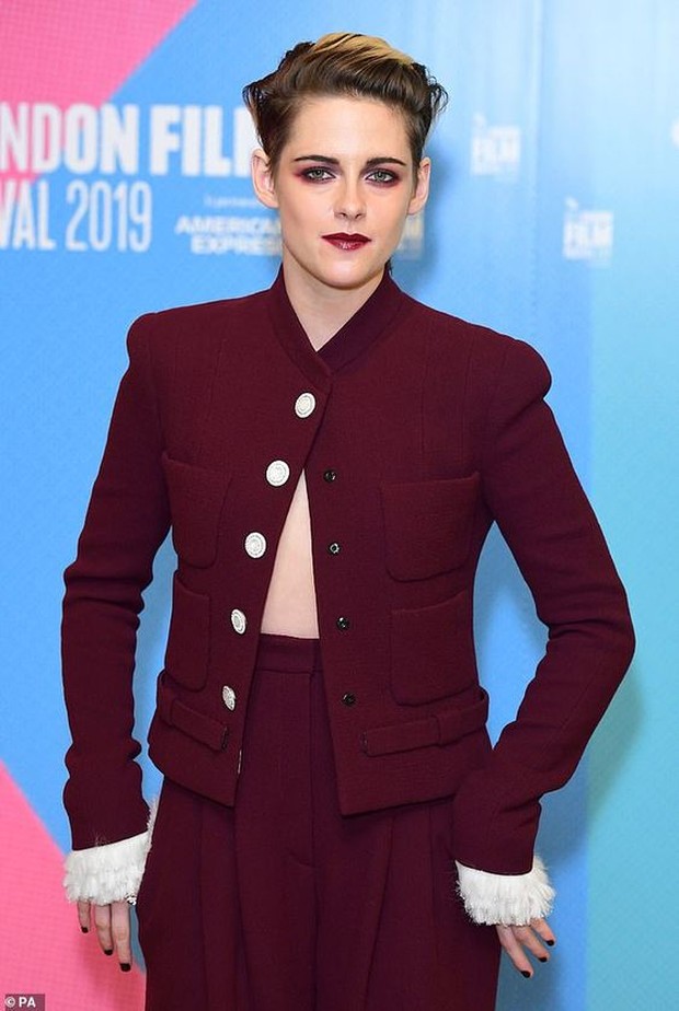 Pinterest.com/dailymail Inspirasi outfit Kristen Stewart memakai suit.