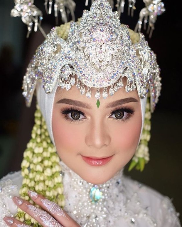 Jenis mahkota pernikahan Siger Sunda yang berasal dari Jawa Barat.