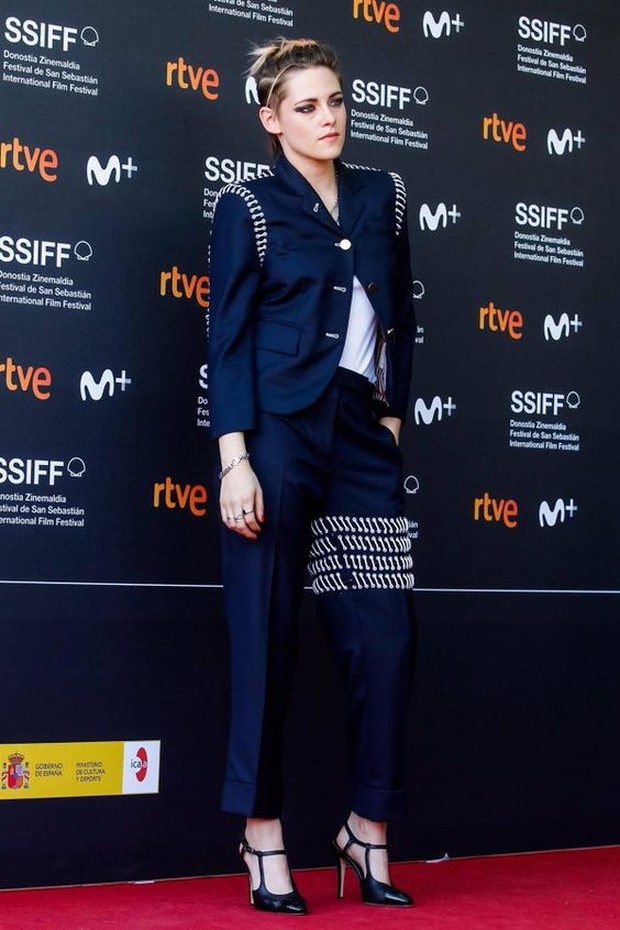 Pinterest.com/vikkirao Inspirasi outfit Kristen Stewart memakai suit.