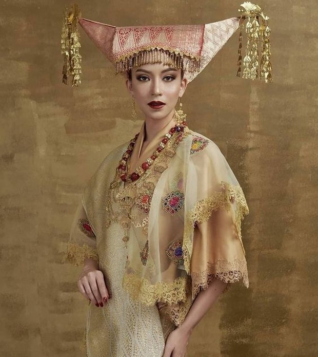 Jenis mahkota pernikahan Tengkuluk Tanduak yang berasal dari Minangkabau.