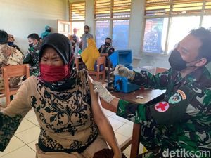 Melihat Prajurit TNI Jemput Bola Vaksinasi Warga Pelosok Karawang Melihat Prajurit TNI Jemput Bola Vaksinasi Warga Pelosok Karawang