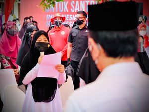 Santriwati di Aceh Bacakan Puisi soal Indonesia Jaya, Jokowi Beri Sepeda