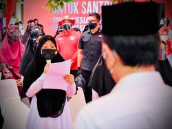 Santriwati di Aceh Bacakan Puisi soal Indonesia Jaya, Jokowi Beri Sepeda