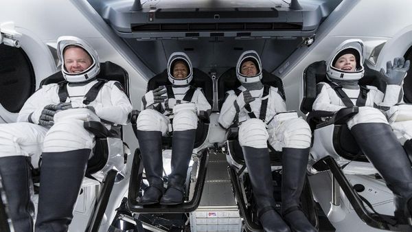 Momen 4 Warga Biasa Terbang ke Luar Angkasa Naik Roket SpaceX