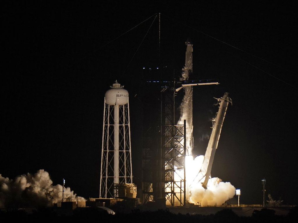 Bukan Astronaut, SpaceX Terbangkan 4 Orang ke Orbit Bumi