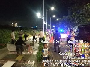 Satpol PP Bubarkan Puluhan Warga di Jakbar Nekat Nongkrong Larut Malam