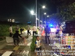 Satpol PP Bubarkan Puluhan Warga di Jakbar Nekat Nongkrong Larut Malam