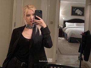 Rose BLACKPINK Tampil Memukau di Paris Fashion Week 2022