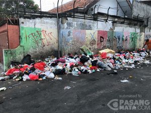 Warga Keluhkan Jalan di Kramat Jakpus Jadi Tempat Sampah