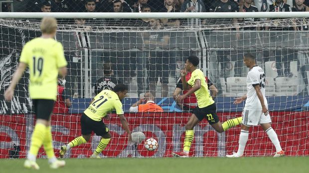 SOCCER-CHAMPIONS-BES-DOR/REPORT Soccer Football - Champions League - Group C - Besiktas v Borussia Dortmund - Vodafone Park, Istanbul, Turkey - September 15, 2021 Borussia Dortmund's Jude Bellingham celebrates scoring their first goal REUTERS/Murad Sezer
