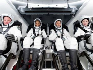 SpaceX Meluncur ke Luar Angkasa Bawa 4 Kru Warga Sipil Pertama dalam Sejarah