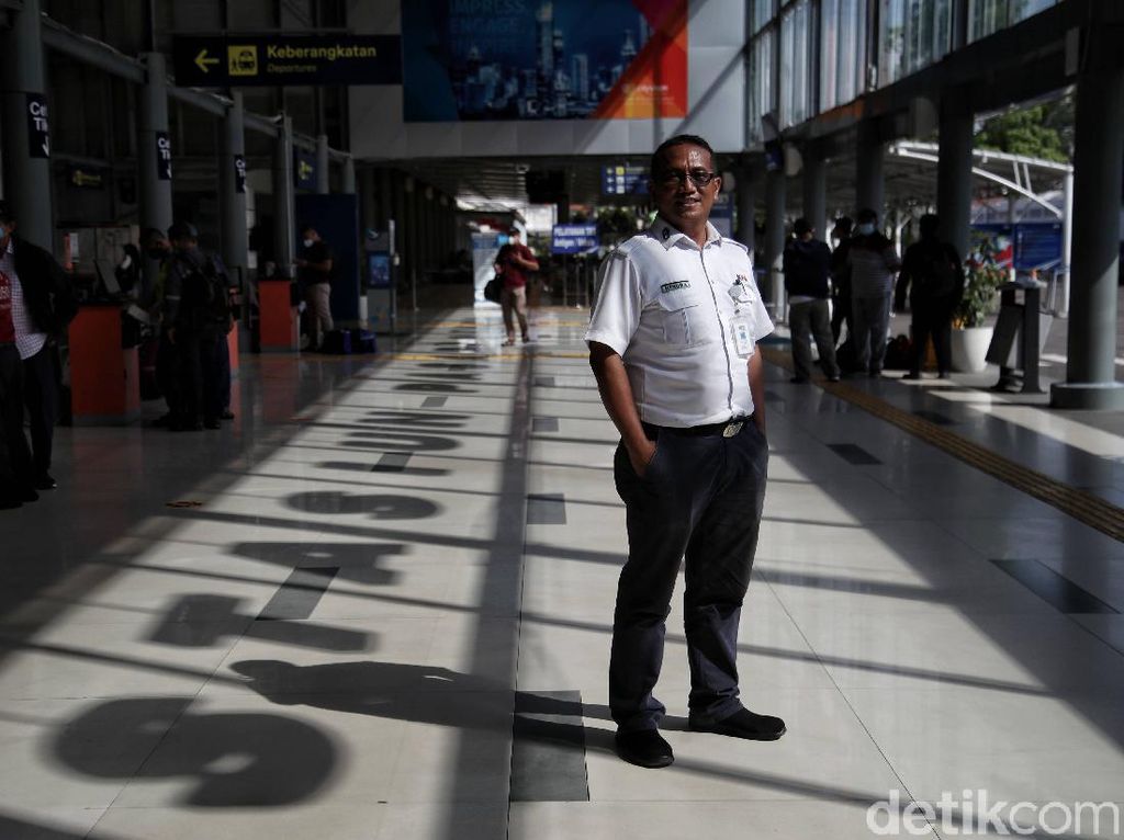 Cerita Mereka yang Pasang Badan di Balik Sibuknya Stasiun Pasar Senen Cerita Mereka yang Pasang Badan di Balik Sibuknya Stasiun Pasar Senen