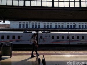 Cerita Pegawai Stasiun KA: Asah Bahasa Asing Lewat Google demi Penumpang Cerita Pegawai Stasiun KA: Asah Bahasa Asing Lewat Google demi Penumpang