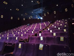 Masuk Bioskop Bareng Pacar Boleh Gandengan tapi Haram Duduk Sebelahan
