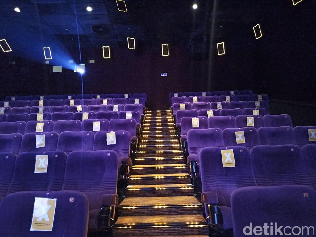 Suasana Hari Pertama Bioskop di Jakarta Setelah Kembali Dibuka
