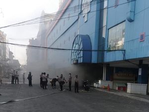 2 Damkar Padamkan Kebakaran Swalayan di Pondok Gede Bekasi