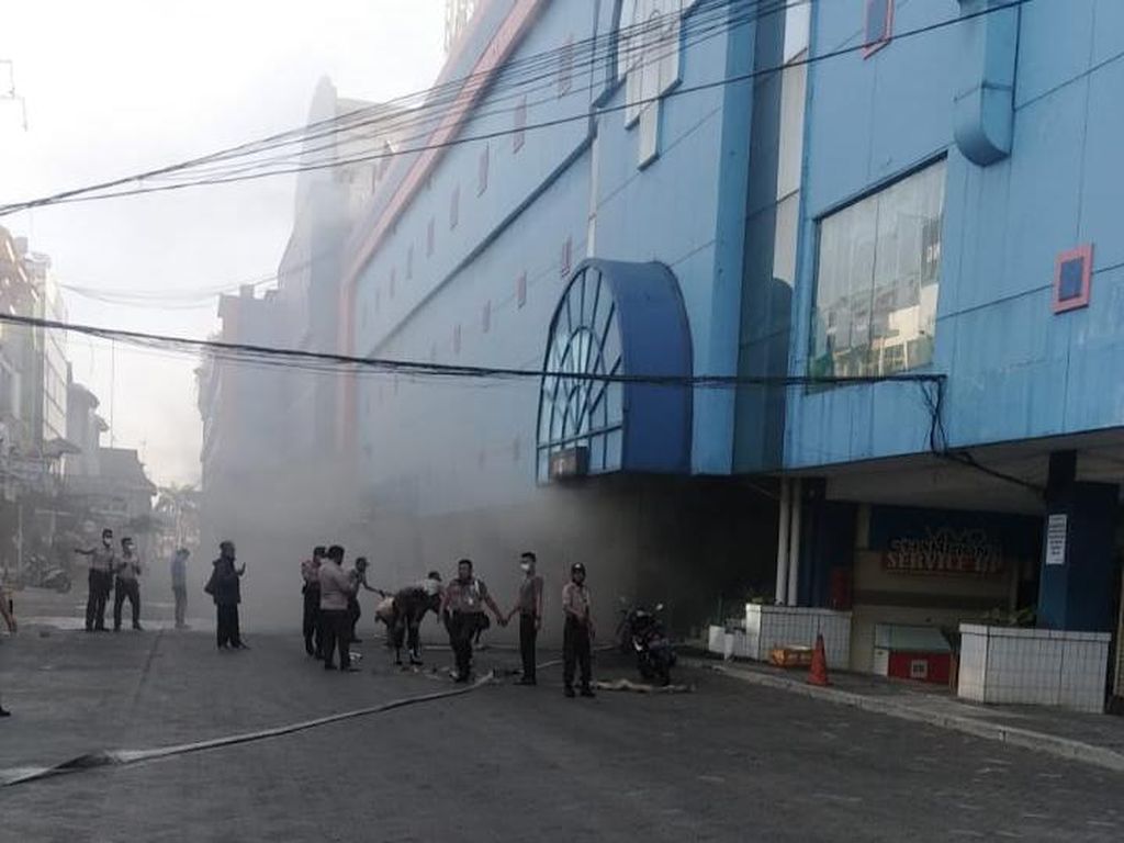 2 Damkar Padamkan Kebakaran Swalayan di Pondok Gede Bekasi 2 Damkar Padamkan Kebakaran Swalayan di Pondok Gede Bekasi