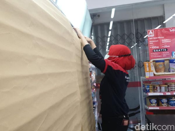Tak Boleh Lagi Pajang Rokok, Kasir Minimarket Sibuk Pasang Penutup