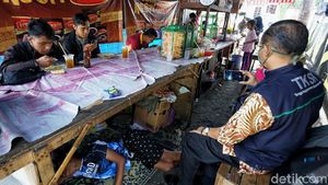 Tak Mampu Bayar Kontrakan, Suami-Istri Ini Ajak Anak Tidur di Angkringan