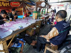 Tak Mampu Bayar Kontrakan, Suami-Istri Ini Ajak Anak Tidur di Angkringan