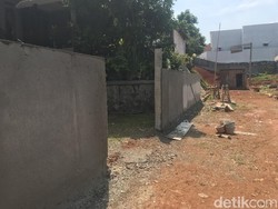 Pembongkaran Tembok Perumahan Halangi Akses Warga Serua Sudah Beres