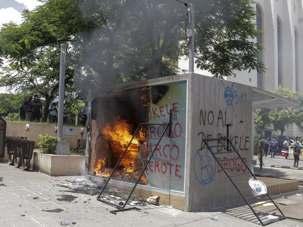 Tolak Bitcoin, ATM Uang Kripto Dibakar Massa Tolak Bitcoin, ATM Uang Kripto Dibakar Massa