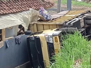 Truk Seruduk Pagar Rumah Warga di Sukabumi
