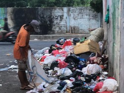 Sampah di Jalan Bikin Tikus-Kecoa Masuk Rumah, Warga Kramat Minta Solusi