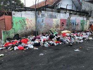 Sampah Jakarta Sempat Turun, Langsung Meningkat Sepekan Usai Lebaran Sampah Jakarta Sempat Turun, Langsung Meningkat Sepekan Usai Lebaran