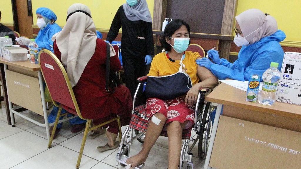 Vaksinasi COVID-19 untuk Kejar Herd Immunity Vaksinasi COVID-19 untuk Kejar Herd Immunity