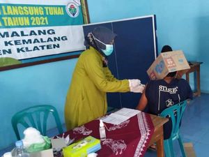 Ngakak! Viral Pemuda Tutupi Kepala Pakai Kardus Saat Disuntik Vaksin