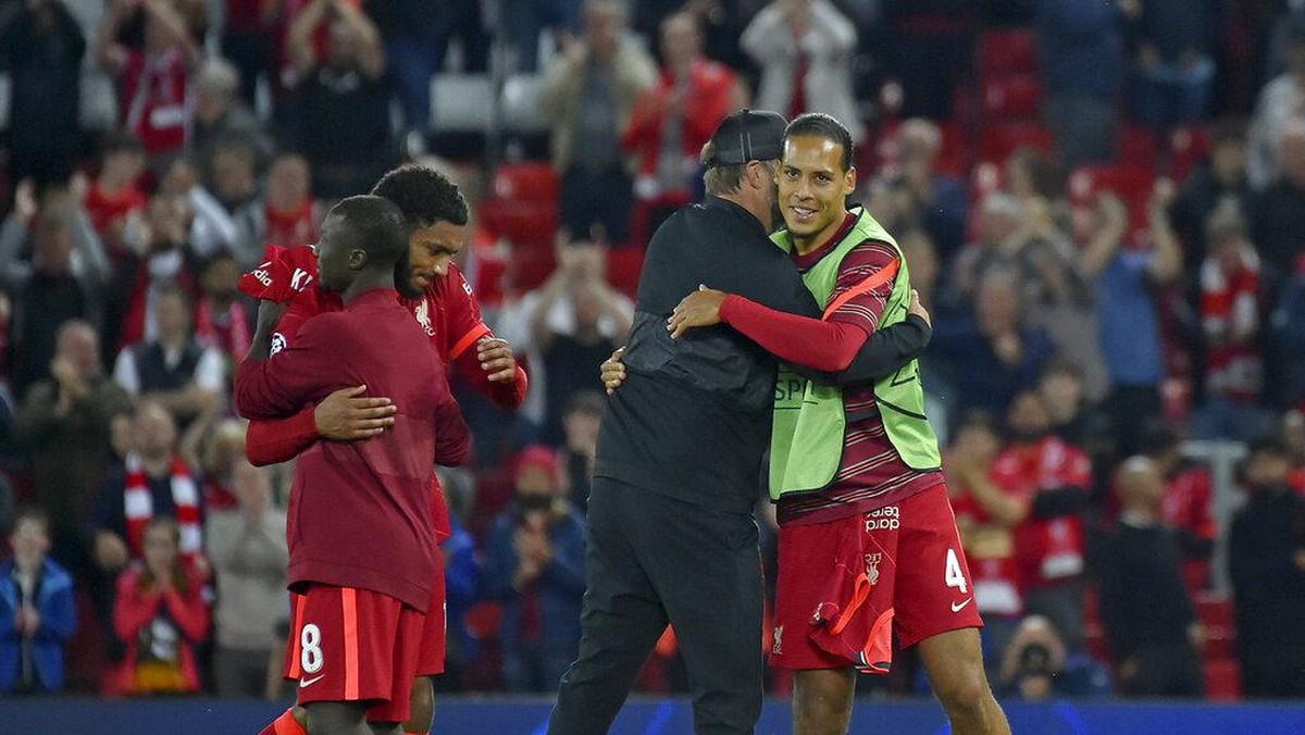Virgil van Dijk cuma duduk di bangku cadangan saat Liverpool menghadapi AC Milan (AP/Rui Vieira)