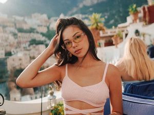 10 Foto Alyssa Daguise dengan Bahu Indah yang Bikin Al Ghazali Nyaman