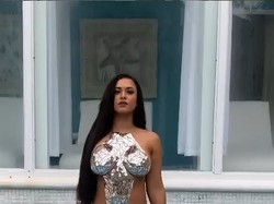 Model Playboy Bikin Sensasi, Tutupi Tubuh Hanya Pakai Plester