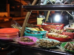 Kemunculan Listrik, Lampu Setan dan Budaya Wedangan di Solo