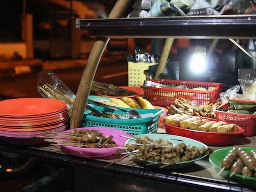 Mengintip Warung Angkringan Milik Dimas Seto Mengintip Warung Angkringan Milik Dimas Seto