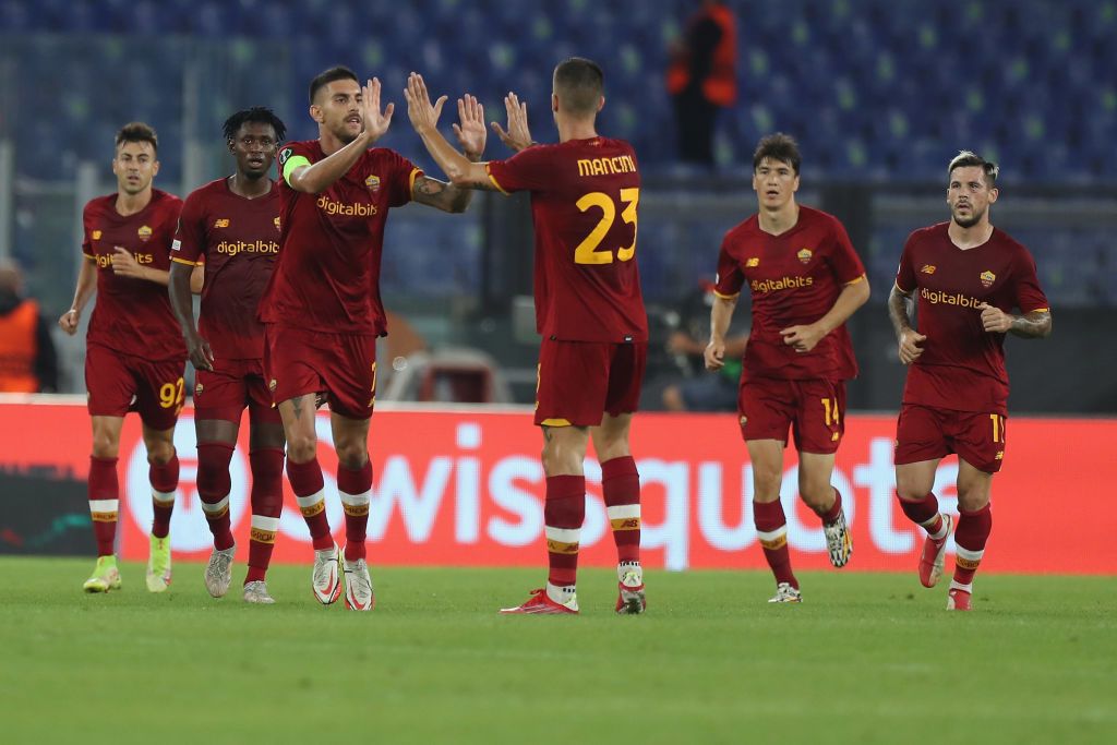 ROME, ITALY - SEPTEMBER 16:  Lorenzo Pellegrini of AS Roma celebrates with teammates after scoring the team's first goal during the UEFA Europa Conference League group C match between AS Roma and CSKA Sofia at Stadio Olimpico on September 16, 2021 in Rome, Italy.  (Photo by Paolo Bruno/Getty Images)