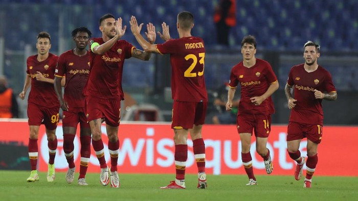 ROME, ITALY - SEPTEMBER 16:  Lorenzo Pellegrini of AS Roma celebrates with teammates after scoring the teams first goal during the UEFA Europa Conference League group C match between AS Roma and CSKA Sofia at Stadio Olimpico on September 16, 2021 in Rome, Italy.  (Photo by Paolo Bruno/Getty Images)
