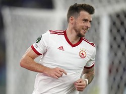 AS Roma kebobolan di menit ke-10 lewat serangan balik, kala Graham Carey menyambar bola liar yang gagal disapu pertahanan Roma. 