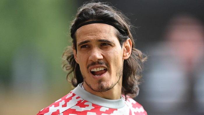 WOLVERHAMPTON, ENGLAND - AUGUST 29: Edinson Cavani of Manchester United looks on ahead of the Premier League match between Wolverhampton Wanderers  and  Manchester United at Molineux on August 29, 2021 in Wolverhampton, England. (Photo by Michael Regan/Getty Images)