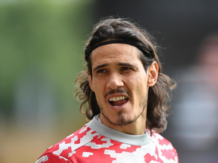 WOLVERHAMPTON, ENGLAND - AUGUST 29: Edinson Cavani of Manchester United looks on ahead of the Premier League match between Wolverhampton Wanderers  and  Manchester United at Molineux on August 29, 2021 in Wolverhampton, England. (Photo by Michael Regan/Getty Images)