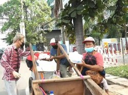 Hobi Berbagi, dr Oky Pratama Bagi-Bagi KFC untuk Pedagang Asongan