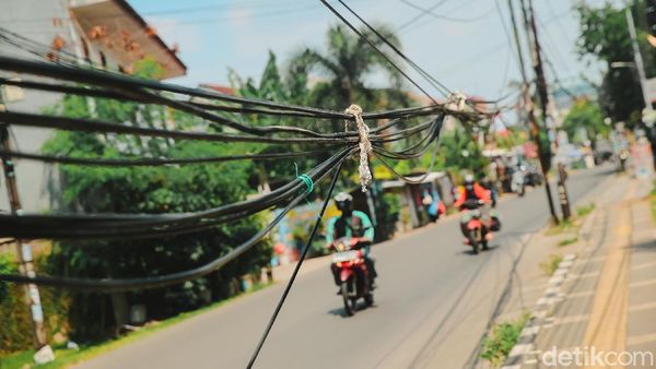 Duh, Tiang Utilitas di Tangsel Masih Makan Jalan