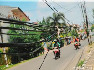 Duh, Tiang Utilitas di Tangsel Masih Makan Jalan