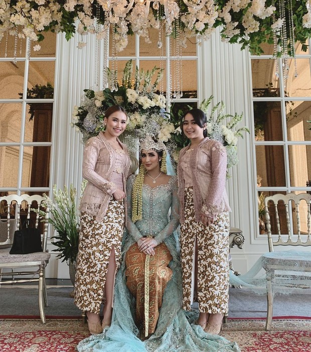 Kebaya Ayu Ting Ting