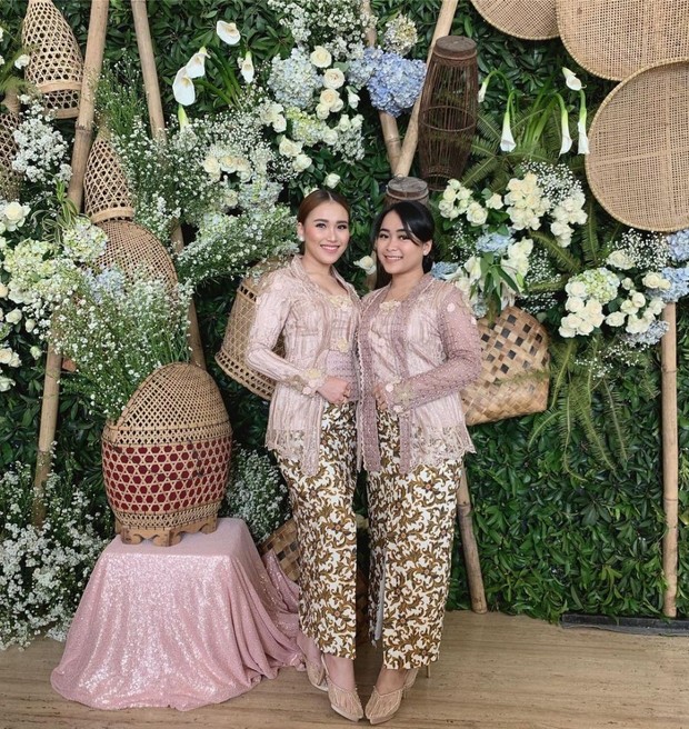 Kebaya Ayu Ting Ting