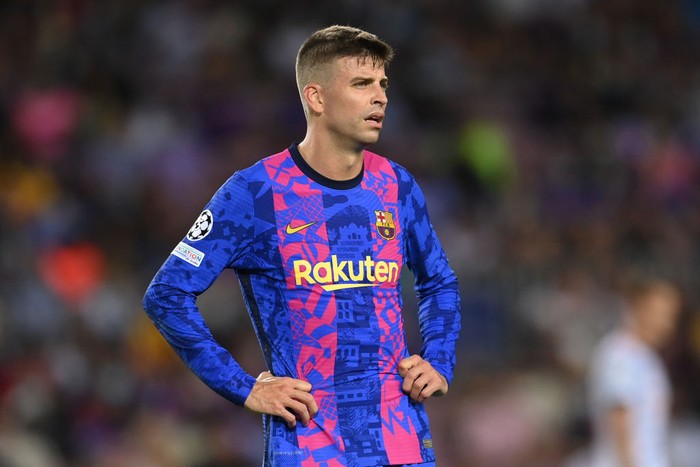 BARCELONA, SPAIN - SEPTEMBER 14: Gerard Pique of Barcelona reacts after conceding their sides first goal scored by Thomas Muller of Bayern Munich (not pictured)  during the UEFA Champions League group E match between FC Barcelona and Bayern Muenchen at Camp Nou on September 14, 2021 in Barcelona, Spain. (Photo by David Ramos/Getty Images)