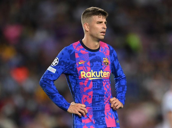 BARCELONA, SPAIN - SEPTEMBER 14: Gerard Pique of Barcelona reacts after conceding their side's first goal scored by Thomas Muller of Bayern Munich (not pictured)  during the UEFA Champions League group E match between FC Barcelona and Bayern Muenchen at Camp Nou on September 14, 2021 in Barcelona, Spain. (Photo by David Ramos/Getty Images)